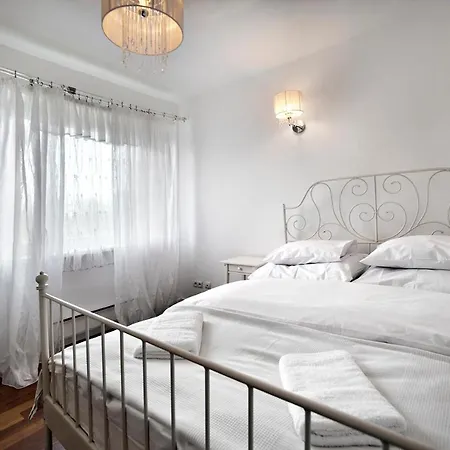 3 Bedrooms Zoliborz Gwiazdzista Apartment Warsaw